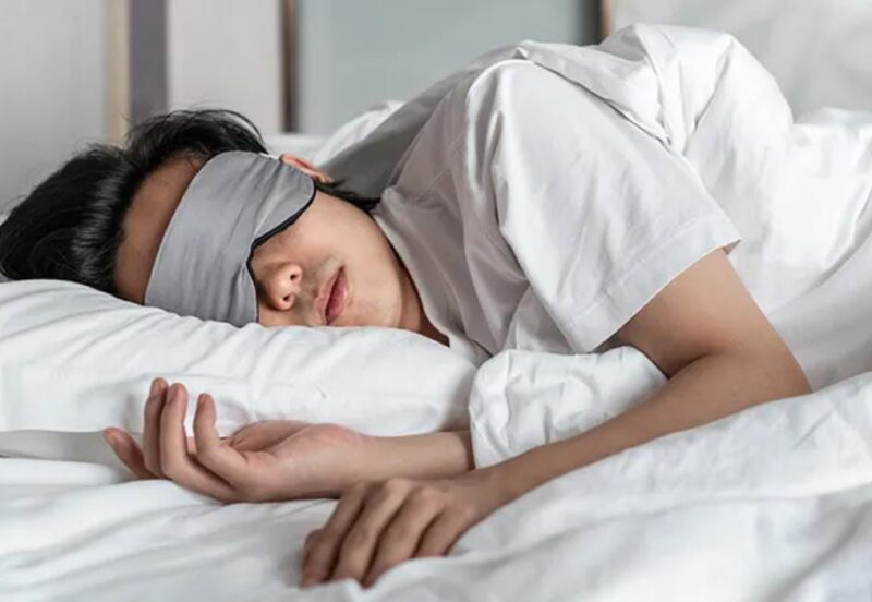 Ilustrasi seseorang tertidur setelah sahur saat bulan Ramadan. (Foto: Alodokter)