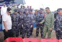 kepala staf TNI Angkatan laut (KSLAL) Laksmana TNI Mahamad ali bersama gebenur Kepuluaan bangka Belitung Hidayat arsani meninjau barang bukti sitaan ratusan ton timah di bangka,senin (16/02/2026 ANTARA BEY suarabrita