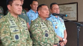 Panglima Korps Marinir (Pangkormar) Letjen TNI (Mar) Endi Supardi (tengah) memberikan keterangan kepada awak media saat jumpa pers di Markas Korps Marinir, Jakarta Pusat, Rabu (18/2/2026). ANTARA/Walda Marison.)suarabrita.com 