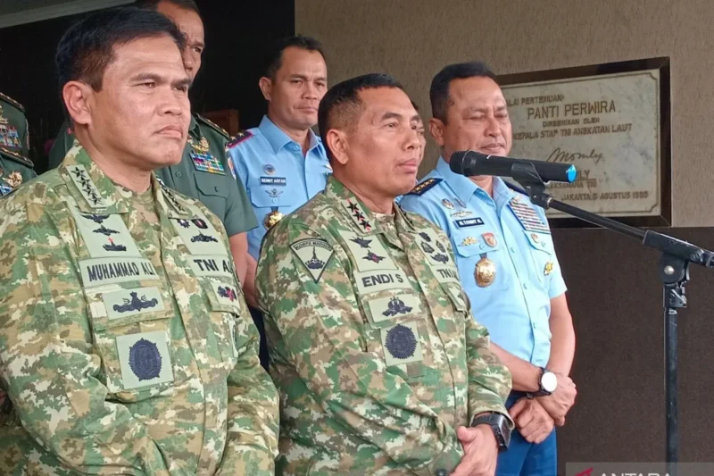 Panglima Korps Marinir (Pangkormar) Letjen TNI (Mar) Endi Supardi (tengah) memberikan keterangan kepada awak media saat jumpa pers di Markas Korps Marinir, Jakarta Pusat, Rabu (18/2/2026). ANTARA/Walda Marison.)suarabrita.com 
