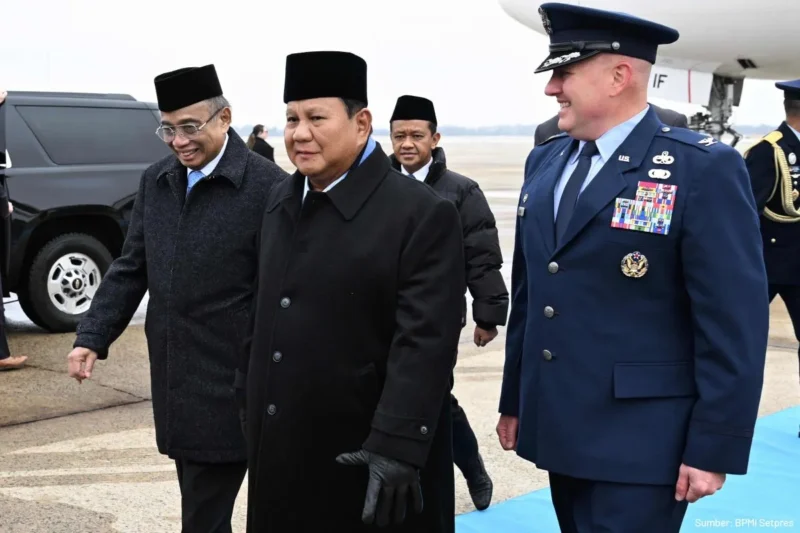 Menteri ESDM Bahlil Lahadalia (dua kanan) mendampingi Presiden Prabowo Subianto (tengah) melakukan kunjungan kerja di Washington DC, AS. ANTARA/HO-Humas Kementerian ESDM