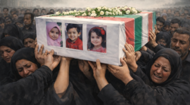 Ilustrasi prosesi pemakaman anak-anak di Minab, Iran, dengan peti mati yang dihiasi foto anak-anak, dikelilingi warga yang berduka, menunjukkan suasana haru dan tangis di tengah kota.