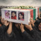 Ilustrasi prosesi pemakaman anak-anak di Minab, Iran, dengan peti mati yang dihiasi foto anak-anak, dikelilingi warga yang berduka, menunjukkan suasana haru dan tangis di tengah kota.