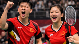 sangan ganda campuran China, Zhu Yiwei dan Bai Xinyi, merayakan poin saat tampil dalam turnamen internasional di bawah naungan Badminton World Federation (BWF).