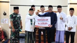 Wali Kota Sungai Penuh, Alfin, bersama Wakil Wali Kota Azhar Hamzah menghadiri kegiatan Safari Ramadhan di Masjid Nurul Falah, Desa Kumun Mudik, Kecamatan Kumun Debai, Kota Sungai Penuh, sekaligus menyerahkan bantuan CSR dari Bank Jambi untuk pembangunan masjid./suarabrita.com 