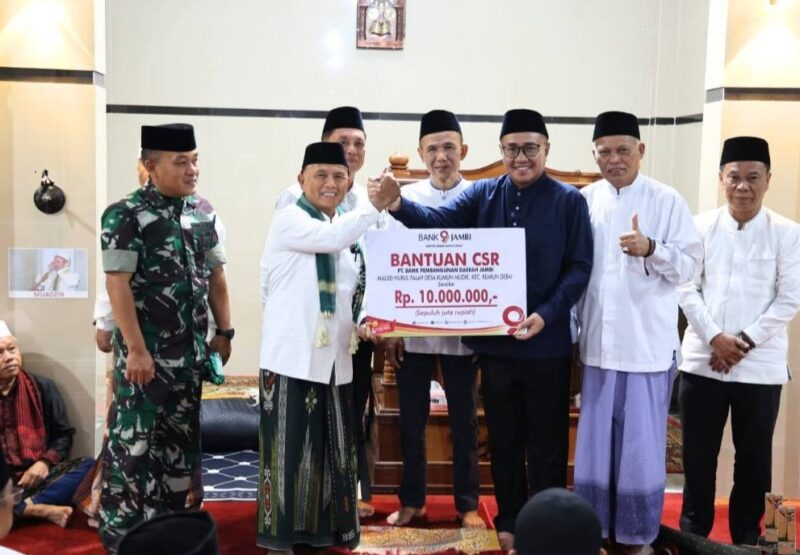 Wali Kota Sungai Penuh, Alfin, bersama Wakil Wali Kota Azhar Hamzah menghadiri kegiatan Safari Ramadhan di Masjid Nurul Falah, Desa Kumun Mudik, Kecamatan Kumun Debai, Kota Sungai Penuh, sekaligus menyerahkan bantuan CSR dari Bank Jambi untuk pembangunan masjid./suarabrita.com 