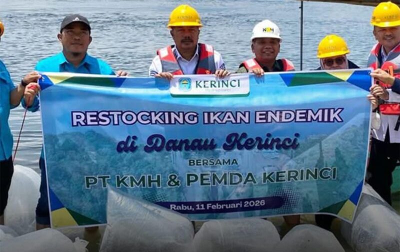 Bupati Kerinci Monadi bersama PT KMH dan dinas terkait melakukan penebaran ikan endemik dalam kegiatan restocking di Danau Kerinci sebagai upaya menjaga kelestarian ekosistem dan meningkatkan populasi ikan lokal./Suarabrita.com 