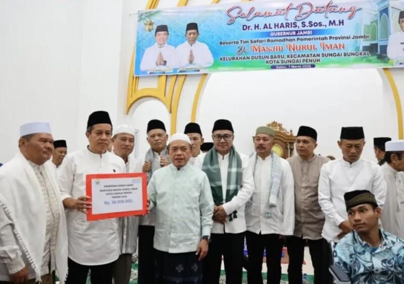 Wali Kota Sungai Penuh Alfin bersama Wakil Wali Kota Azhar Hamzah mendampingi Gubernur Jambi Al Haris dalam kegiatan Safari Ramadhan di Masjid Nurul Iman, Kecamatan Sungai Bungkal, Kota Sungai Penuh, Jumat (7/3/2026)suarabrita.com