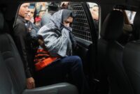 upati Pekalongan Fadia Arafiq mengenakan rompi tahanan berjalan menuju mobil tahanan di gedung Merah Putih KPK, Jakarta, Rabu (4/3/2026). (Ari Saputra/detikFoto)
Baca artikel detiknews,