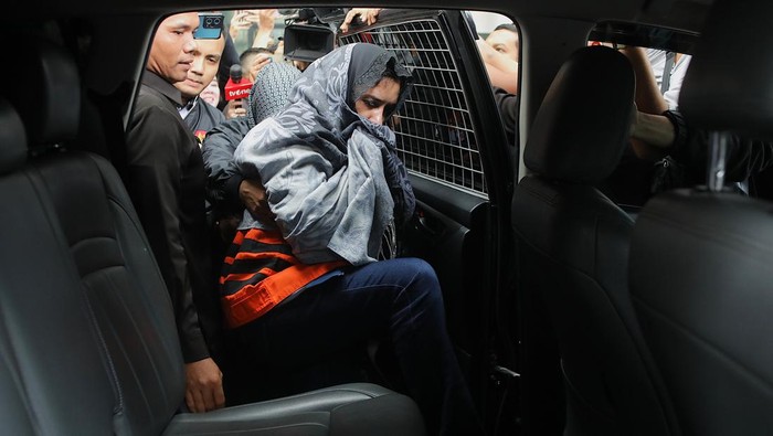 upati Pekalongan Fadia Arafiq mengenakan rompi tahanan berjalan menuju mobil tahanan di gedung Merah Putih KPK, Jakarta, Rabu (4/3/2026). (Ari Saputra/detikFoto)


Baca artikel detiknews, 