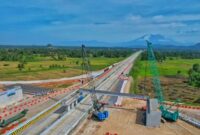 Proses pemasangan balok jembatan (erection girder) di Tol Padang-Sicincin, Kabupaten Padang Pariaman, Sumatera Barat. (Antara/HO-Humas Hutama Karya)
