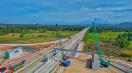 Proses pemasangan balok jembatan (erection girder) di Tol Padang-Sicincin, Kabupaten Padang Pariaman, Sumatera Barat. (Antara/HO-Humas Hutama Karya)
