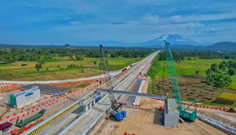 Proses pemasangan balok jembatan (erection girder) di Tol Padang-Sicincin, Kabupaten Padang Pariaman, Sumatera Barat. (Antara/HO-Humas Hutama Karya)
