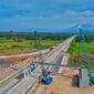 Proses pemasangan balok jembatan (erection girder) di Tol Padang-Sicincin, Kabupaten Padang Pariaman, Sumatera Barat. (Antara/HO-Humas Hutama Karya)
