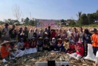 Masyarakat Desa Koto Tengah bersama kelompok tani memanen jagung dalam suasana penuh kebersamaan, menandai keberhasilan program ketahanan pangan di Kecamatan Air Hangat Barat.