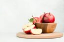 Buah apel segar kaya serat, vitamin C, dan antioksidan yang bermanfaat untuk menjaga kesehatan jantung, melancarkan pencernaan, serta meningkatkan daya tahan tubuh.