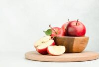 Buah apel segar kaya serat, vitamin C, dan antioksidan yang bermanfaat untuk menjaga kesehatan jantung, melancarkan pencernaan, serta meningkatkan daya tahan tubuh.