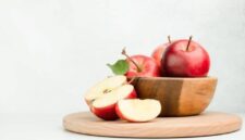 Buah apel segar kaya serat, vitamin C, dan antioksidan yang bermanfaat untuk menjaga kesehatan jantung, melancarkan pencernaan, serta meningkatkan daya tahan tubuh.