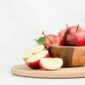 Buah apel segar kaya serat, vitamin C, dan antioksidan yang bermanfaat untuk menjaga kesehatan jantung, melancarkan pencernaan, serta meningkatkan daya tahan tubuh.