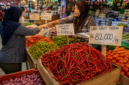 Pedagang melayani pembeli di pasar tradisional dengan tumpukan cabai rawit merah yang mengalami kenaikan harga hingga mencapai Rp82 ribu per kilogram. Kenaikan harga pangan menjadi perhatian masyarakat karena berdampak langsung pada kebutuhan sehari-hari.