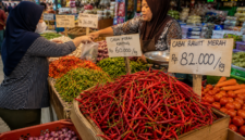 Pedagang melayani pembeli di pasar tradisional dengan tumpukan cabai rawit merah yang mengalami kenaikan harga hingga mencapai Rp82 ribu per kilogram. Kenaikan harga pangan menjadi perhatian masyarakat karena berdampak langsung pada kebutuhan sehari-hari.