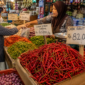 Pedagang melayani pembeli di pasar tradisional dengan tumpukan cabai rawit merah yang mengalami kenaikan harga hingga mencapai Rp82 ribu per kilogram. Kenaikan harga pangan menjadi perhatian masyarakat karena berdampak langsung pada kebutuhan sehari-hari.