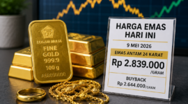 Emas batangan 24 karat (Logam Mulia Antam) yang disusun bersama perhiasan emas di atas meja, menampilkan informasi harga emas hari ini 9 Mei 2026 sebesar Rp 2.839.000 per gram, sebagai ilustrasi stabilnya harga emas di tengah kondisi pasar global.