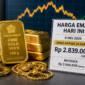 Emas batangan 24 karat (Logam Mulia Antam) yang disusun bersama perhiasan emas di atas meja, menampilkan informasi harga emas hari ini 9 Mei 2026 sebesar Rp 2.839.000 per gram, sebagai ilustrasi stabilnya harga emas di tengah kondisi pasar global.