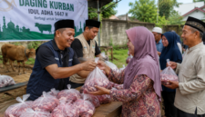 Panitia kurban membagikan daging kurban kepada warga usai penyembelihan hewan kurban dalam rangka perayaan Idul Adha 1447 Hijriah. Pembagian daging dilakukan secara tertib untuk memastikan manfaat kurban dapat dirasakan masyarakat secara merata. (Foto: Ilustrasi AI)
