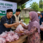 Panitia kurban membagikan daging kurban kepada warga usai penyembelihan hewan kurban dalam rangka perayaan Idul Adha 1447 Hijriah. Pembagian daging dilakukan secara tertib untuk memastikan manfaat kurban dapat dirasakan masyarakat secara merata. (Foto: Ilustrasi AI)