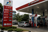 Aktivitas pengisian BBM di SPBU Pertamina. Kenaikan harga minyak dunia akibat konflik Timur Tengah berpotensi memengaruhi harga BBM di Indonesia. (Foto: Ilustrasi/AI)
