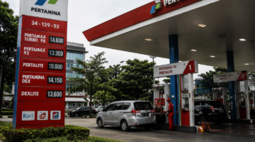 Aktivitas pengisian BBM di SPBU Pertamina. Kenaikan harga minyak dunia akibat konflik Timur Tengah berpotensi memengaruhi harga BBM di Indonesia. (Foto: Ilustrasi/AI)