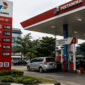 Aktivitas pengisian BBM di SPBU Pertamina. Kenaikan harga minyak dunia akibat konflik Timur Tengah berpotensi memengaruhi harga BBM di Indonesia. (Foto: Ilustrasi/AI)