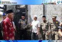 ali Kota Sungai Penuh Alfin bersama Wakil Wali Kota Azhar Hamzah menyerahkan bantuan kepada warga korban kebakaran di Desa Koto Tinggi, Kecamatan Sungai Bungkal, Jumat (8/5/2026).