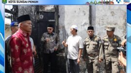 ali Kota Sungai Penuh Alfin bersama Wakil Wali Kota Azhar Hamzah menyerahkan bantuan kepada warga korban kebakaran di Desa Koto Tinggi, Kecamatan Sungai Bungkal, Jumat (8/5/2026).