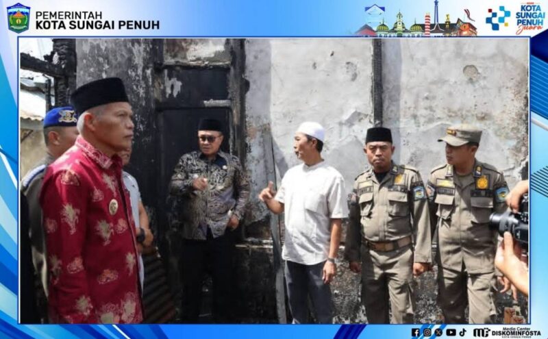 ali Kota Sungai Penuh Alfin bersama Wakil Wali Kota Azhar Hamzah menyerahkan bantuan kepada warga korban kebakaran di Desa Koto Tinggi, Kecamatan Sungai Bungkal, Jumat (8/5/2026).