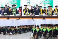Suasana Sidang Senat Terbuka Wisuda XII IAIN Kerinci Tahun 2026. Rektor bersama jajaran senat dan tamu undangan menghadiri prosesi wisuda yang diikuti ratusan lulusan program sarjana dan pascasarjana (S2) sebagai tanda resmi penyelesaian studi dan pengukuhan gelar akademik.
