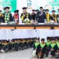 Suasana Sidang Senat Terbuka Wisuda XII IAIN Kerinci Tahun 2026. Rektor bersama jajaran senat dan tamu undangan menghadiri prosesi wisuda yang diikuti ratusan lulusan program sarjana dan pascasarjana (S2) sebagai tanda resmi penyelesaian studi dan pengukuhan gelar akademik.