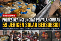 Personel Satreskrim Polres Kerinci menunjukkan barang bukti berupa 59 jerigen berisi BBM bersubsidi jenis solar, satu unit mobil Mitsubishi L300, serta dua tersangka yang diamankan dalam pengungkapan dugaan penyalahgunaan pengangkutan dan niaga BBM bersubsidi di Desa Air Teluh, Kecamatan Kumun Debai, Kota Sungai Penuh. Foto: Satreskrim Polres Kerinci.