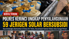 Personel Satreskrim Polres Kerinci menunjukkan barang bukti berupa 59 jerigen berisi BBM bersubsidi jenis solar, satu unit mobil Mitsubishi L300, serta dua tersangka yang diamankan dalam pengungkapan dugaan penyalahgunaan pengangkutan dan niaga BBM bersubsidi di Desa Air Teluh, Kecamatan Kumun Debai, Kota Sungai Penuh. Foto: Satreskrim Polres Kerinci.