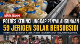 Personel Satreskrim Polres Kerinci menunjukkan barang bukti berupa 59 jerigen berisi BBM bersubsidi jenis solar, satu unit mobil Mitsubishi L300, serta dua tersangka yang diamankan dalam pengungkapan dugaan penyalahgunaan pengangkutan dan niaga BBM bersubsidi di Desa Air Teluh, Kecamatan Kumun Debai, Kota Sungai Penuh. Foto: Satreskrim Polres Kerinci.