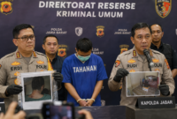 Konferensi pers pengungkapan kasus dugaan penyekapan dan penganiayaan yang menjerat seorang pria di Bandung. Polisi menyebut tersangka mengakui perbuatannya dan mengaku berada di bawah pengaruh alkohol saat kejadian