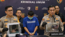 Konferensi pers pengungkapan kasus dugaan penyekapan dan penganiayaan yang menjerat seorang pria di Bandung. Polisi menyebut tersangka mengakui perbuatannya dan mengaku berada di bawah pengaruh alkohol saat kejadian