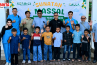 Foto bersama jajaran PT Kerinci Merangin Hidro, tenaga kesehatan, dan peserta khitan massal gratis usai pembukaan kegiatan CSR di kawasan PLTA PT Kerinci Merangin Hidro, Kecamatan Batang Merangin, Kabupaten Kerinci, Rabu (1/7/2026). Program ini diikuti 50 anak dari sembilan desa sebagai wujud kepedulian perusahaan terhadap kesehatan masyarakat.