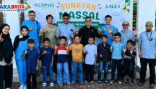 Foto bersama jajaran PT Kerinci Merangin Hidro, tenaga kesehatan, dan peserta khitan massal gratis usai pembukaan kegiatan CSR di kawasan PLTA PT Kerinci Merangin Hidro, Kecamatan Batang Merangin, Kabupaten Kerinci, Rabu (1/7/2026). Program ini diikuti 50 anak dari sembilan desa sebagai wujud kepedulian perusahaan terhadap kesehatan masyarakat.