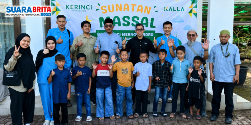 Foto bersama jajaran PT Kerinci Merangin Hidro, tenaga kesehatan, dan peserta khitan massal gratis usai pembukaan kegiatan CSR di kawasan PLTA PT Kerinci Merangin Hidro, Kecamatan Batang Merangin, Kabupaten Kerinci, Rabu (1/7/2026). Program ini diikuti 50 anak dari sembilan desa sebagai wujud kepedulian perusahaan terhadap kesehatan masyarakat.