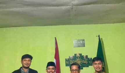 sekretaris dpc ppp kabupaten kerinci dedi setiawan saat bersilaturahmi dengan ketua nu kabupaten kerinci kiai zukhrisman di kediamannya, sabtu (3/10). pertemuan membahas penguatan ukhuwah, toleransi, dan kerukunan antarumat beragama di kabupaten kerinci.
